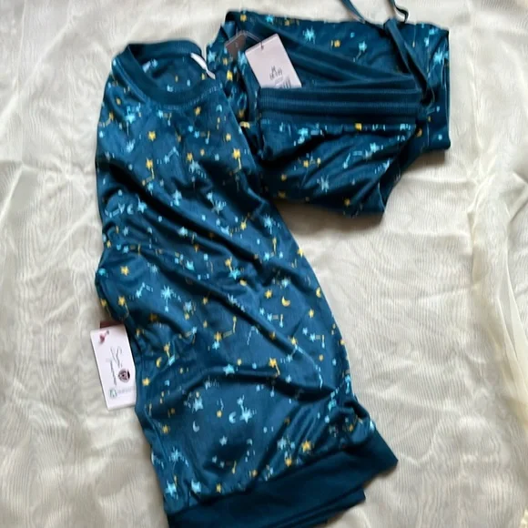 New with tags, velour Pajamas set - Picture 1 of 5